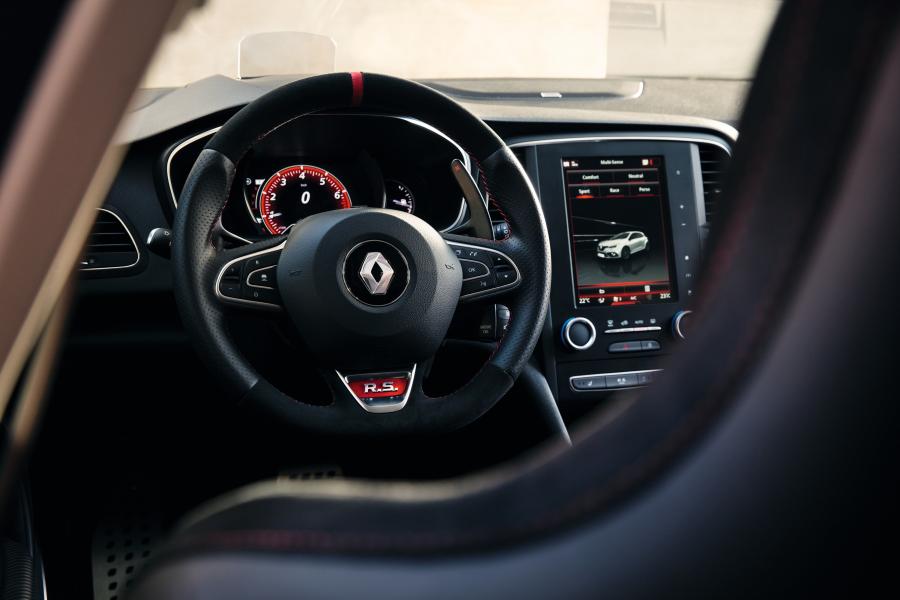Интерьер Renault Megane R.S. 2017 года  (WW) (фото 23 из 68)